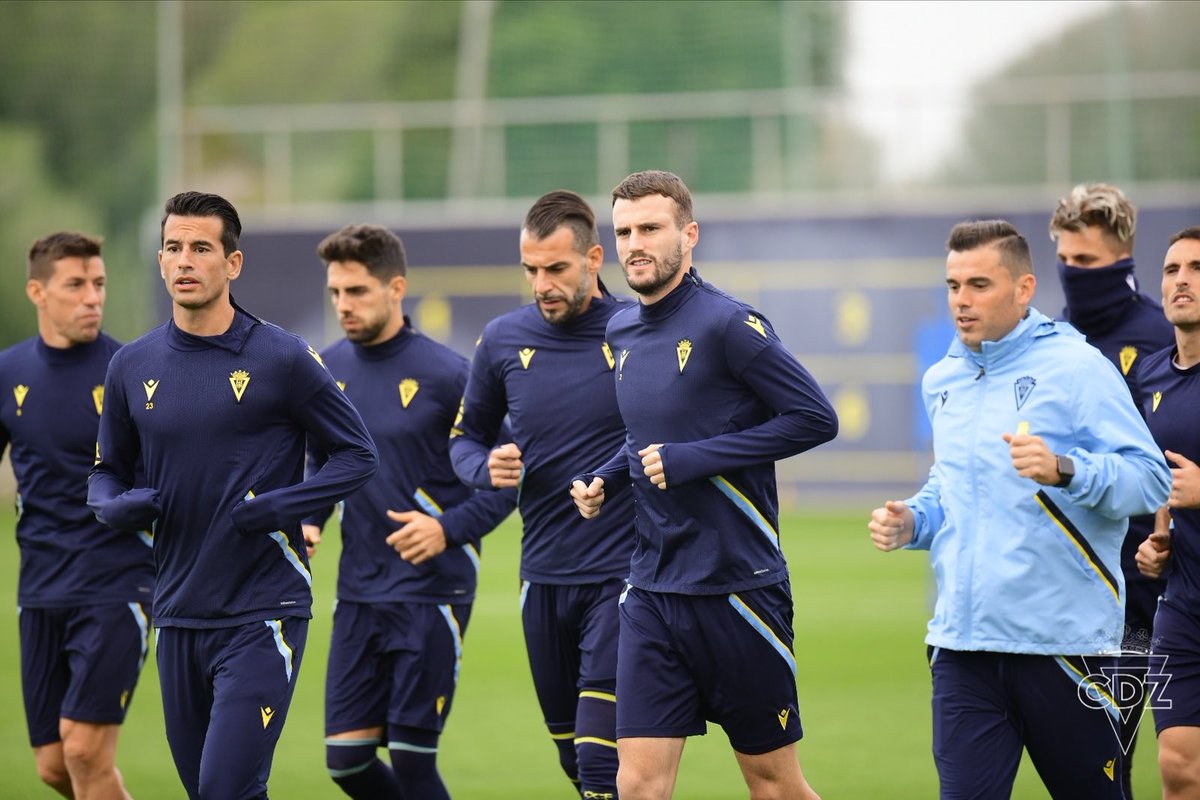 Cádiz Club de Fútbol (@cadiz_cf) on Twitter photo 💪 Primer entrenamiento preparando el encuentro ante el <a href="/SevillaFC/">Sevilla Fútbol Club</a> del sábado.
#VamosCádiz 💪 Primer entrenamiento preparando el encuentro ante el <a href="/SevillaFC/">Sevilla Fútbol Club</a> del sábado.
#VamosCádiz
