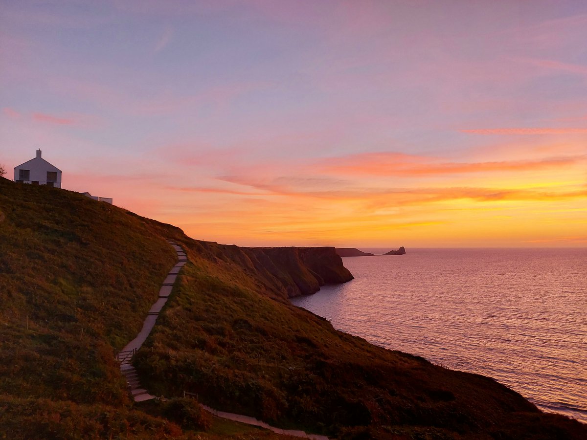 ClyneFarmCentre's tweet photo. Beach Of The Week - Rhosilli, Gower. Possibly one of the most beautiful beaches in the world; Rhosilli is a must-visit when you are in the area. Ideal for family beach days, serious walkers, or even a gentle stroll and bite to eat in one of the local eateries.
#Rhosilli https://t.co/eXN5zE2ipt