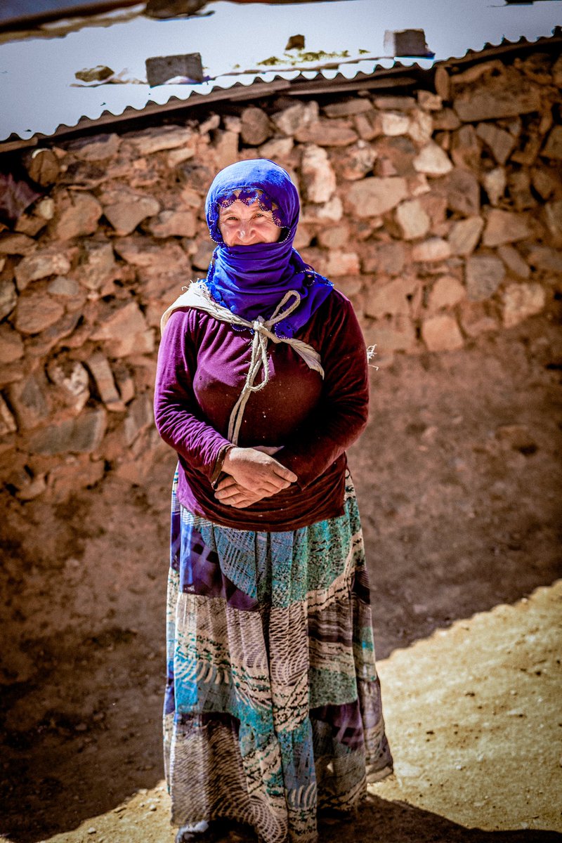 Sırtındaki çuvalıyla, ot taşımaya giderken rastladığım teyze. 

#everydayturkey #doğuanadolu #AnatolianStreetSeries #hikaricollective #photography #Photooftheday