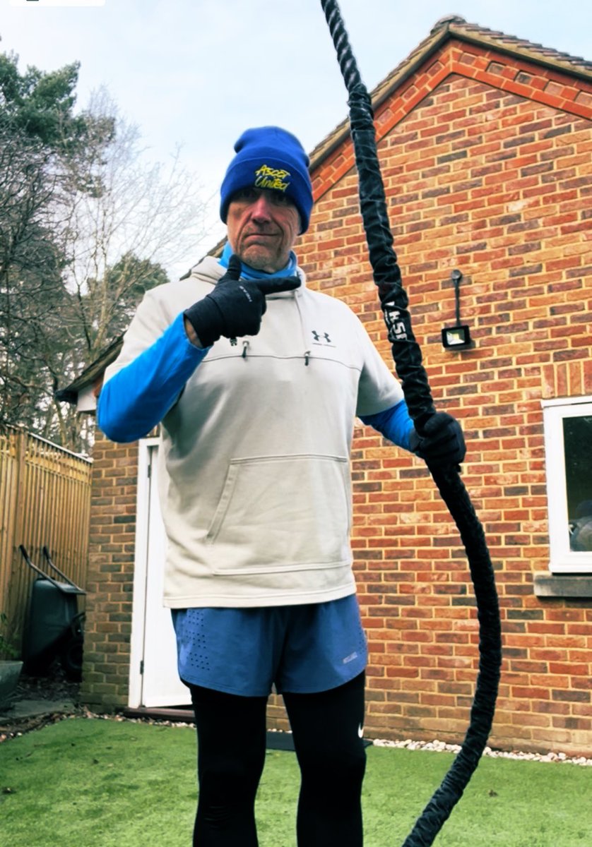 That will teach me for being lazy and leaving my battle ropes out over night. Frozen solid ❄️ Improvised with a 10kg slam ball instead. 10 rounds of 4 exercises 👊🏼 Quick run now 🥶🏃🏼‍♂️ #running #run #battleropes #StrengthTraining