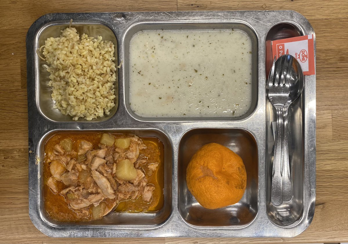 Vegan (1) / Navegan (2) öğrencinin salı günkü öğle yemeği

Sizin için olabilir ama bizim için seçenek değiller. Vegan öğrencilere uygulanan çifte standarta dur demenin zamanı gelmedi mi artık? 
Beslenemiyoruz, aç kalıyoruz! 
<a href="/msgsuniversite/">MSGSÜ</a> @handaninciMSGSU #veganbaykusac