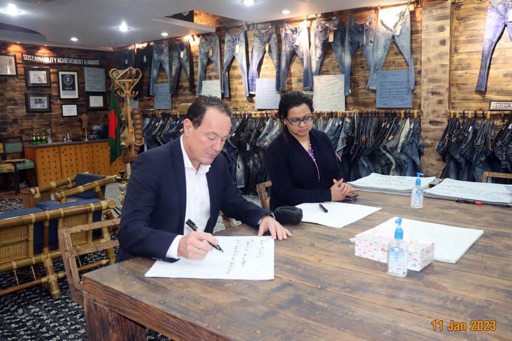 NLinBD1's tweet photo. Dep. Head of Mission Thijs Woudstra of the 🇳🇱 Embassy visited RMG🏭 &amp; @AUW_Chittagong. It ended with a constructive &amp; vibrant discussion about the importance of environmental &amp; social aspects in the industry. #BSRM #naharagro #PacificJeans #PHPgroup #KDSgroup @DutchMFA https://t.co/lOxzYJegf1