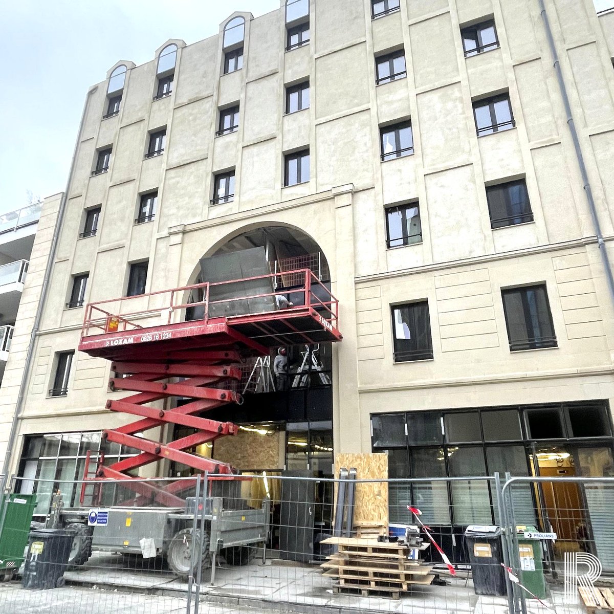 Rambault86110's tweet photo. Aujourd'hui nous sommes à #Bordeaux pour embellir la façade de cet #immeuble situé en plein cœur de la ville. 
Un beau #projet que nous allons célébrer avec une bonne dégustation de cannelés 😉 https://t.co/2fpRj2wVGy