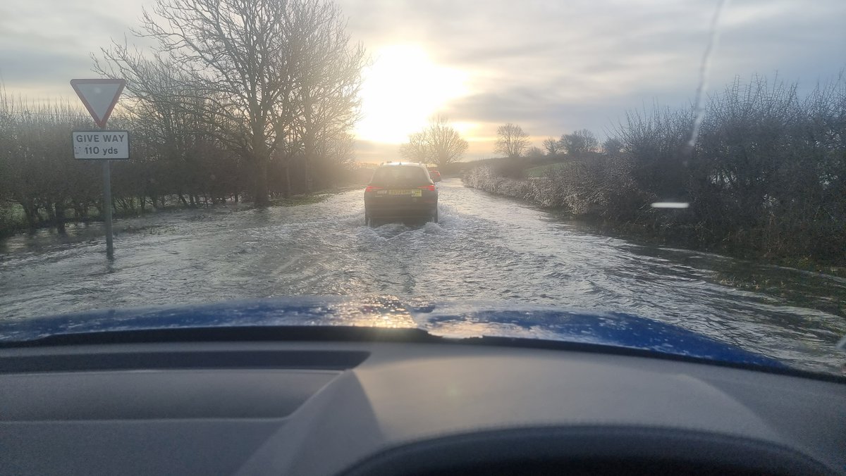 #B2141 #Chilgrove #Lavant still heavily flooded both sides of the carriageway. Passable with care. <a href="/SussexTW/">Sussex Traffic Watch</a> <a href="/BBCSxSyTravel/">BBC Sussex and Surrey Travel</a>