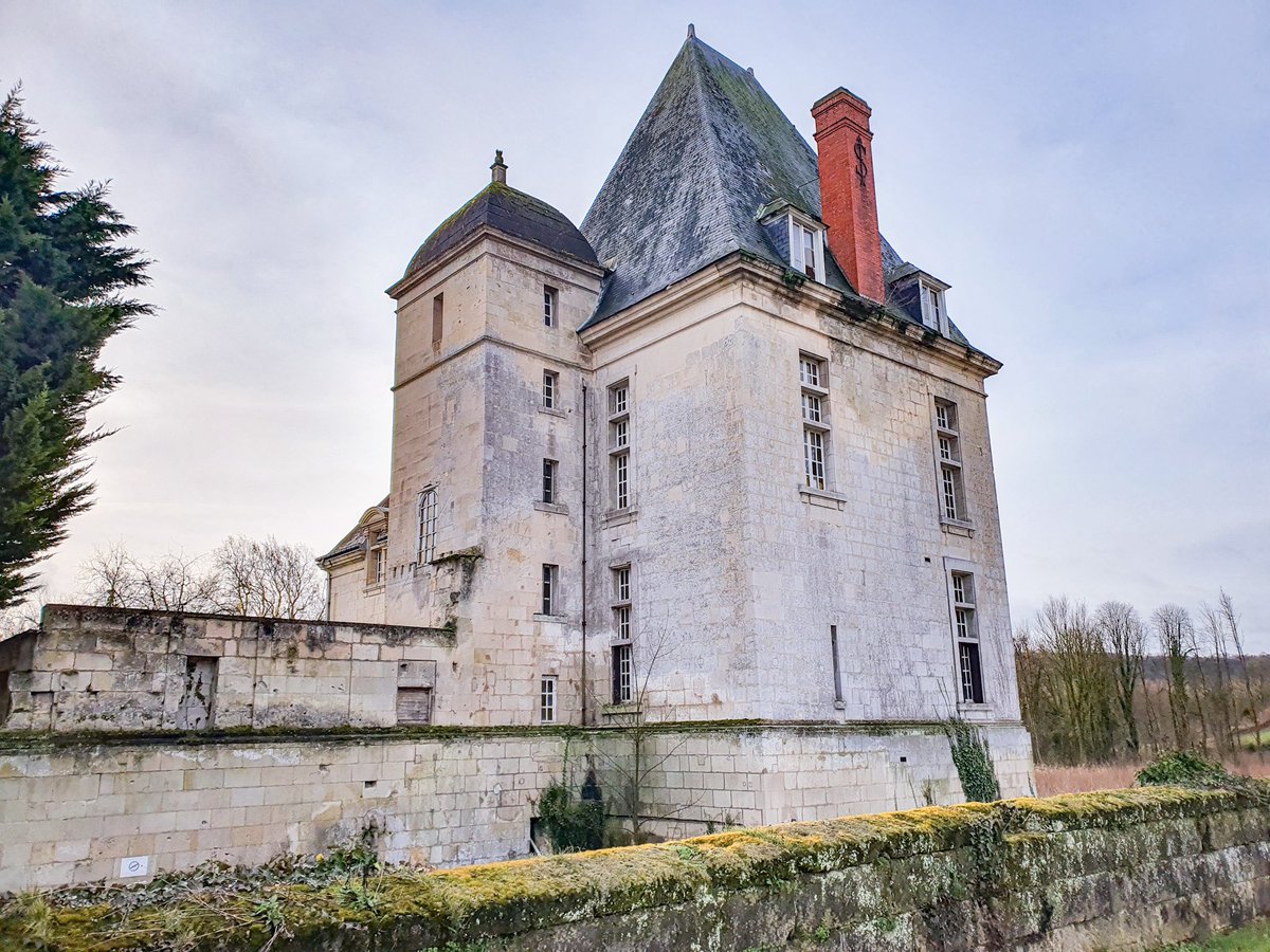 Urgent - Le chateau de Coeuvres (1h de Paris) cherche un passionné pour le sauver. Il est le lieu de rencontre d’Henri IV et Gabrielle d’Estrées et une merveille d’architecture Renaissance. 👉 dennielimmobilier.fr/vente-chateau-…