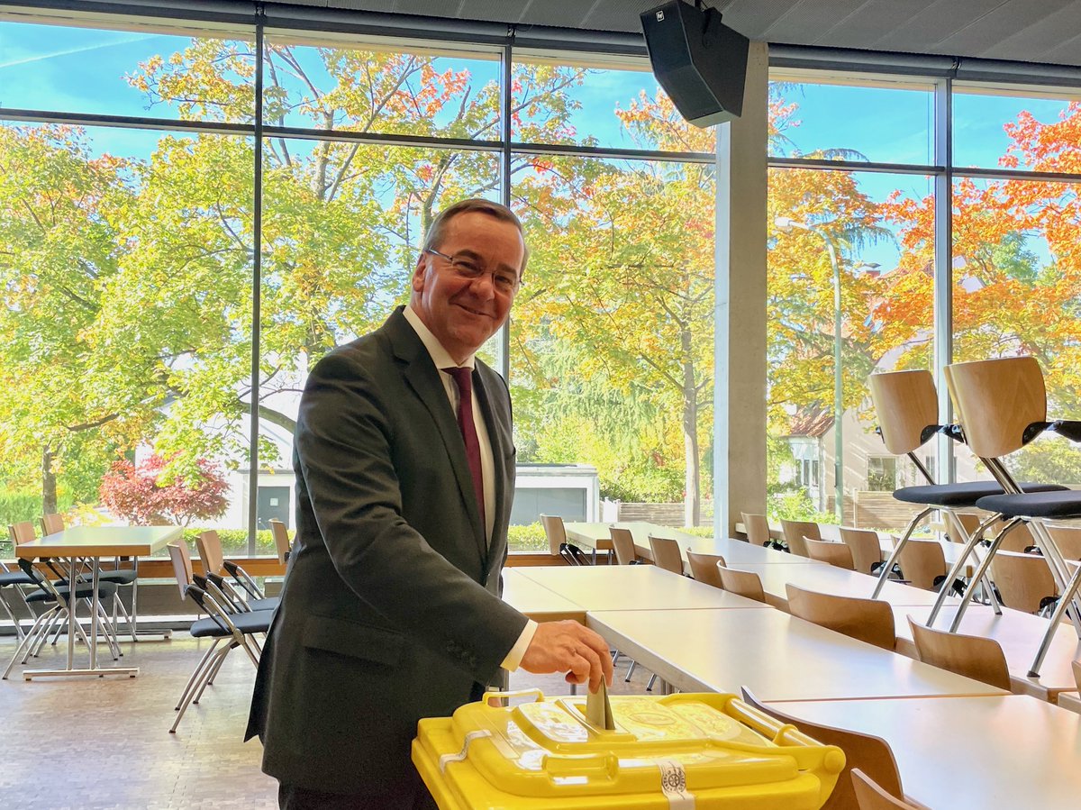 Niedersachsens Innenminister Boris Pistorius (SPD) wird neuer Verteidigungsminister! 

Das Foto zeigt Boris Pistorius bei der Stimmabgabe im Oktober bei der Niedersachsenwahl in Osnabrück.  

Wir gratulieren dem Osnabrücker und wünschen ihm viel Erfolg.