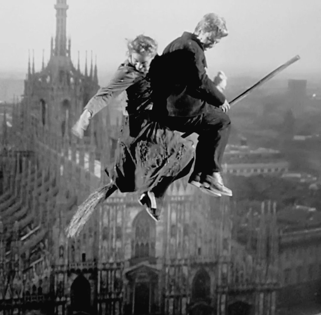 ~Miracolo a Milano
~Vittorio De Sica - alfiere del neorealismo.

Dopo l'Oscar per 'Ladri di biciclette' De Sica racconta l'Italia con un film poetico e surreale che ha il tocco magico della fiaba.

Omaggio a Zavattini, che ne fu sceneggiatore 

#ViaggioNelNeorealismo
Scena finale