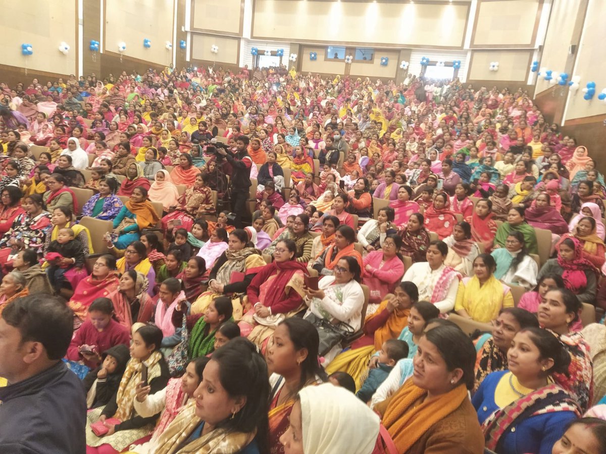AITCofficial's tweet photo. Our resolve to serve the people shall only grow STRONGER by the day. 

We shall continue taking strides toward a BETTER TOMORROW for everyone!

Today, our leaders assembled in Raiganj to commit to upholding the ethos of unity and democracy and striving for the progress of all. https://t.co/VOAza2AtvM