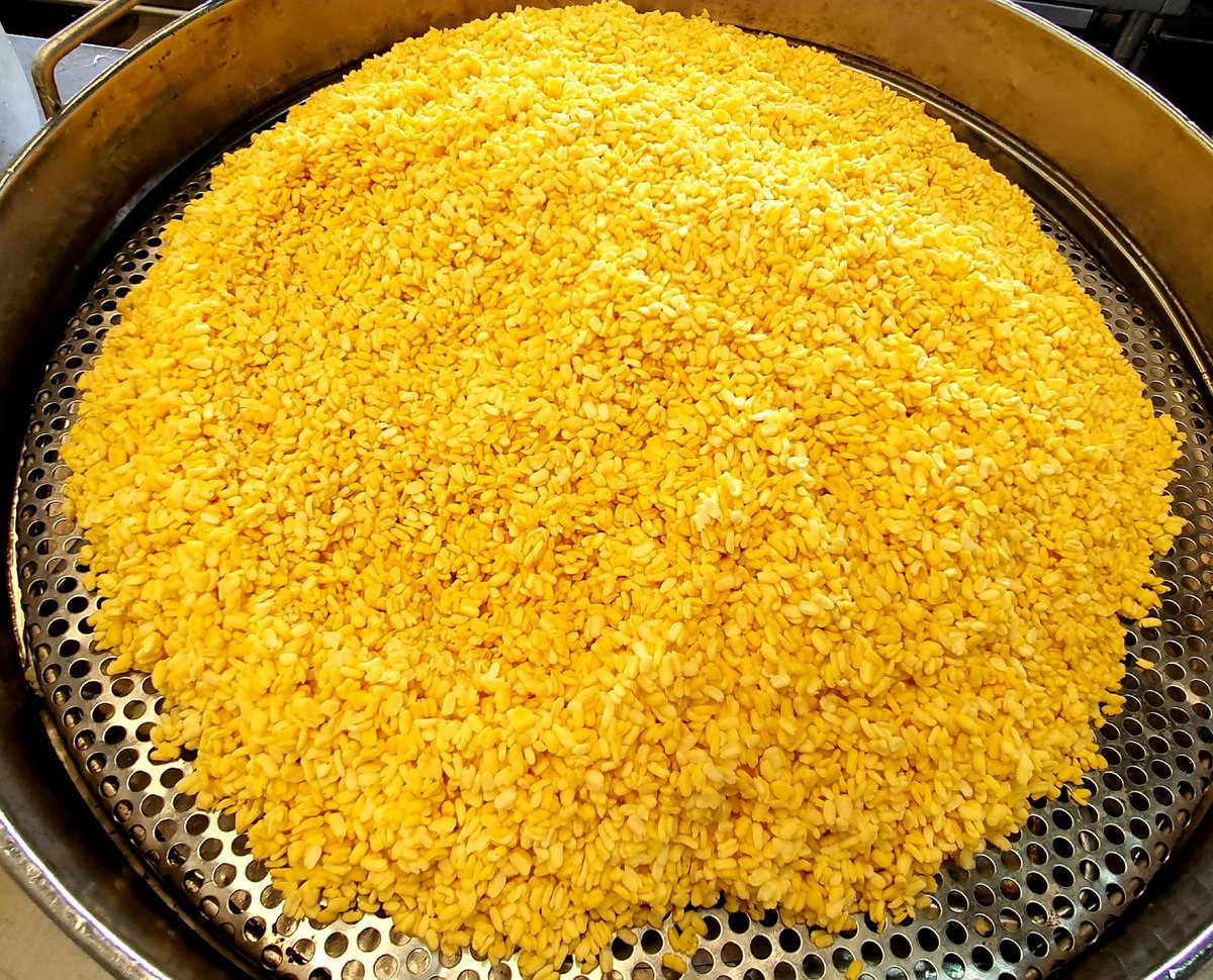 May_IndyMaya's tweet photo. I'm making Thai desserts for my friends😘😋😋😍❤️
#TuesdayMood #MakingFood #MakingDessert #Thai #Dessert #ThaiDesserts #LookDelicious #Delicious #Luscious #Work #Bangkok https://t.co/X71RKtk7ev