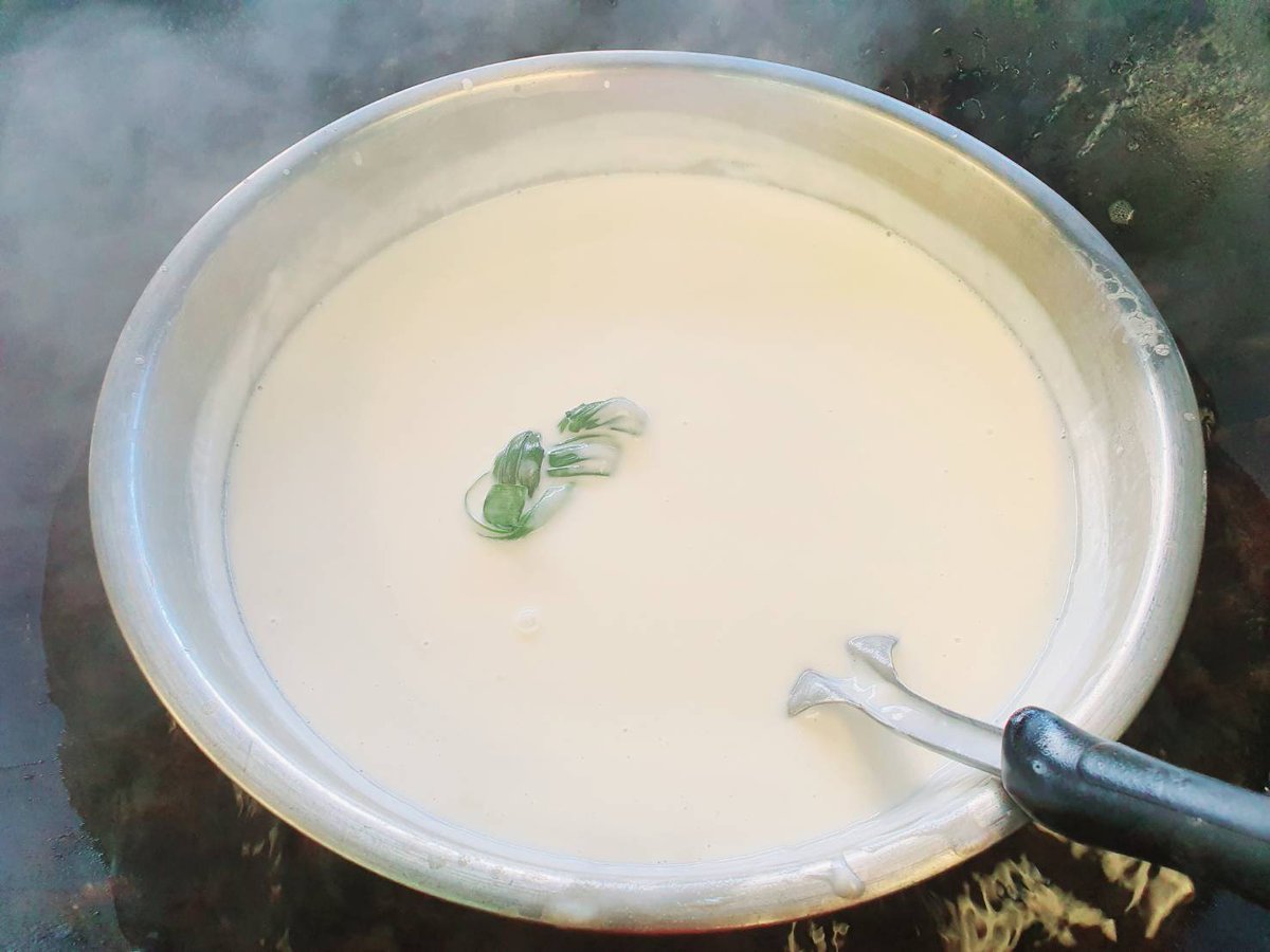 May_IndyMaya's tweet photo. I'm making Thai desserts for my friends😘😋😋😍❤️
#TuesdayMood #MakingFood #MakingDessert #Thai #Dessert #ThaiDesserts #LookDelicious #Delicious #Luscious #Work #Bangkok https://t.co/X71RKtk7ev