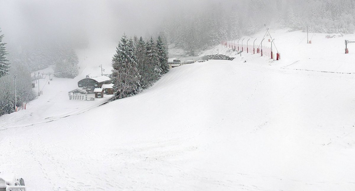 Ca y est Le Massif des Vosges a revêtu son blanc manteau ! et il va gagner en épaisseur dans les jours à venir 🤪⛷️ Des ouvertures de domaines se profilent dans les prochains jours, alors pensez à jeter un œil sur:
bit.ly/neigeMDV