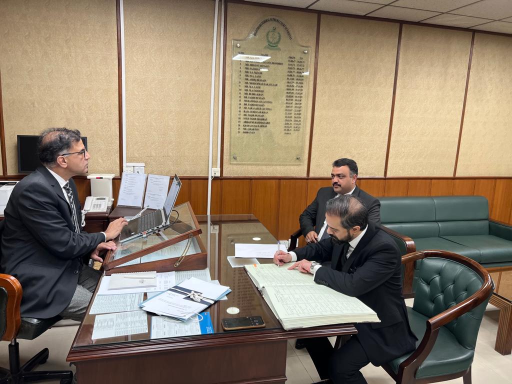 ANZPartnerslaw's tweet photo. "The Managing Partner, Nabeel Rehman of ANZ was called for Roll Signing at Supreme Court of Pakistan and now holds the right of audience uptil the Apex Court. He can be seen signing the roll"
#ANZPartners @nabeel__rehman #managing #partner #rollsigning #SupremeCourt #Pakistan https://t.co/Yum9lQI6nl