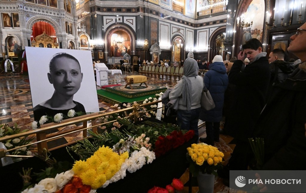 инна чурикова прощание и похороны. церемония прощания с александром колтовым. похороны чуриковой. инна чурикова прощание. чурикова гражданская панихида.