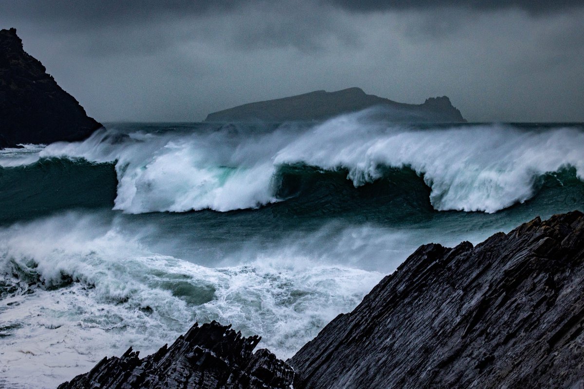 MatthewsDayOff's tweet photo. The power of the sea is just something else! Some nice waves at Clogher Strand. https://t.co/cJSS8xueEN