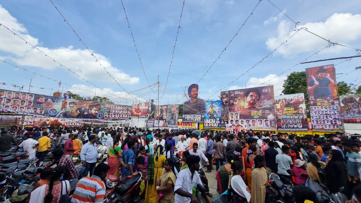 Massive Crowd @vasutheatre Today Matinee Show #VarisuPongal‌Winner 

#ThalapathyVijay #Varisu #VarisuPongal #VarisuHits100crs #Vaarasadu #RashmikaMandanna #VamshiPaidiPally @MusicThaman 

@Jagadishbliss  

@KUMVMIITWING 

@TFM_Off @THALAPATHY_TTC @vijayblood2 @MathaiyanVijay