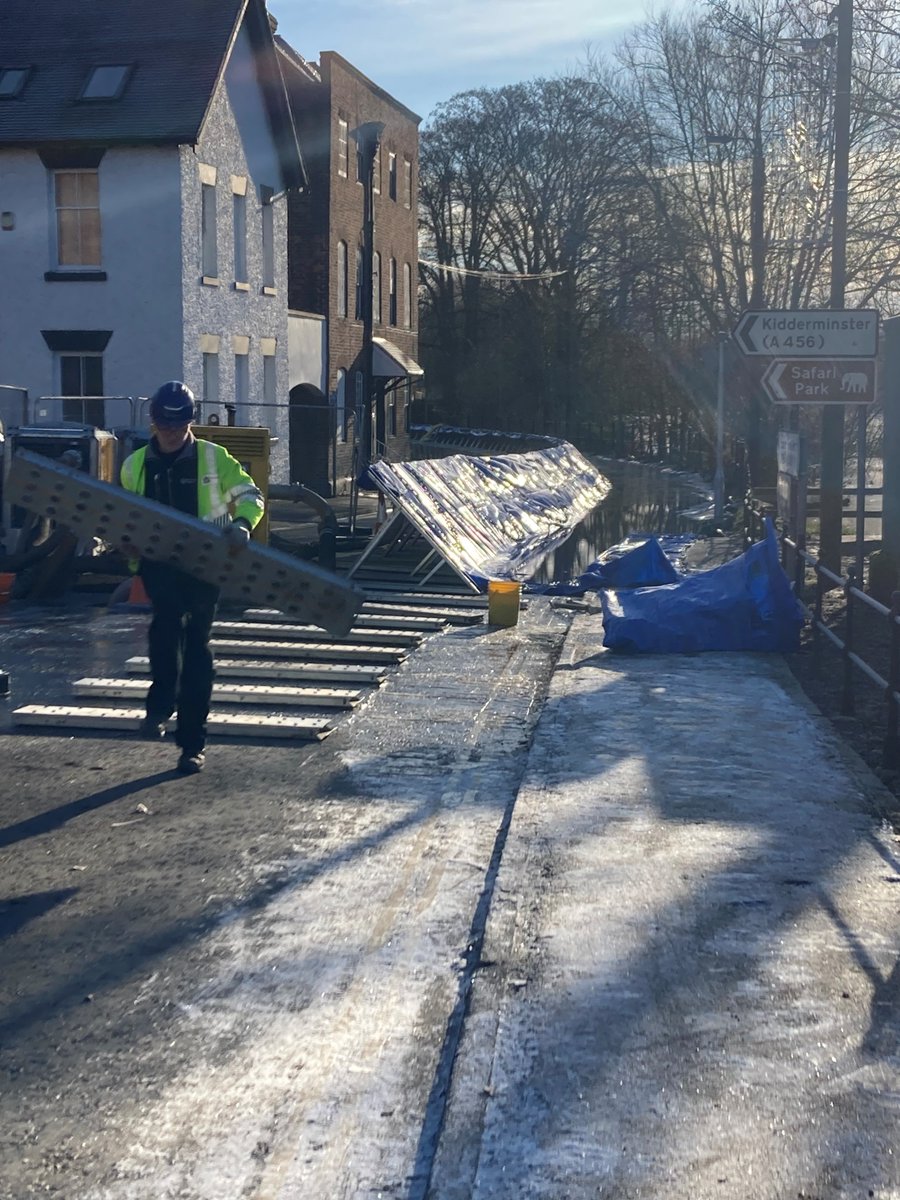 BarryKillnerEA's tweet photo. The @EnvAgencyMids #Worcestershire field team are removing Phase 2 of the Beales Corner temporary barrier in #Kidderminster Road #Bewdley this morning supported as always by @XYZRail and @WorcsTravel. @WyreForestDC @bewdleytc @worcscc https://t.co/7rqdlNRCU9