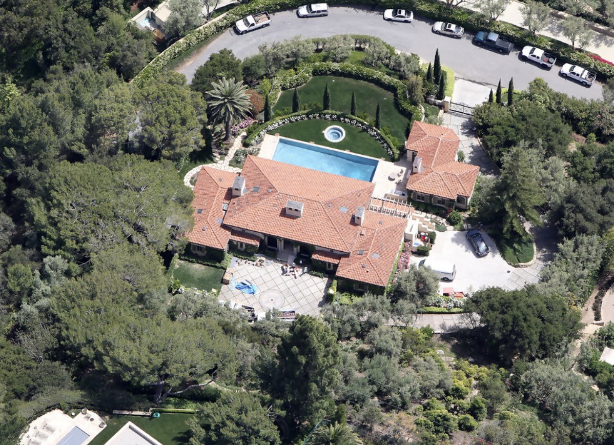 philshouse57's tweet photo. @DrewHLive Al Gore’s home. Where’s the solar panels??? https://t.co/hwHQHr5RzY