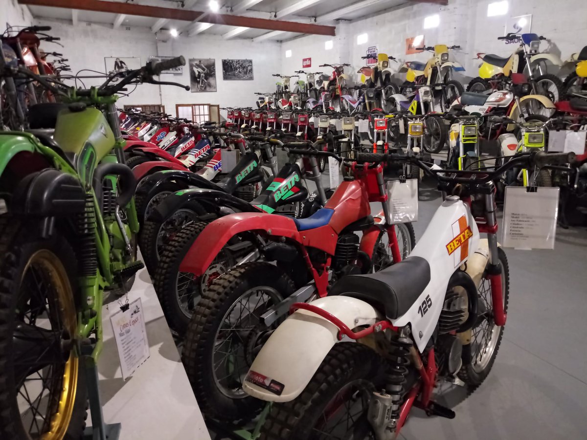 Jaumemones1's tweet photo. 🚗🏍️ Museu de Cotxes d'Època Marc Vidal de #Riudoms. Prop de 3.500 m2 que acullen uns 80 cotxes, quasi 400 motos, 40 tractors i fins i tot 2 avions!
👉 Escolteu el reportatge que n'hem fet al #Sendes de @laxarxa. Aquí: https://t.co/MVZobStOhH https://t.co/J8KLPbi6sO
