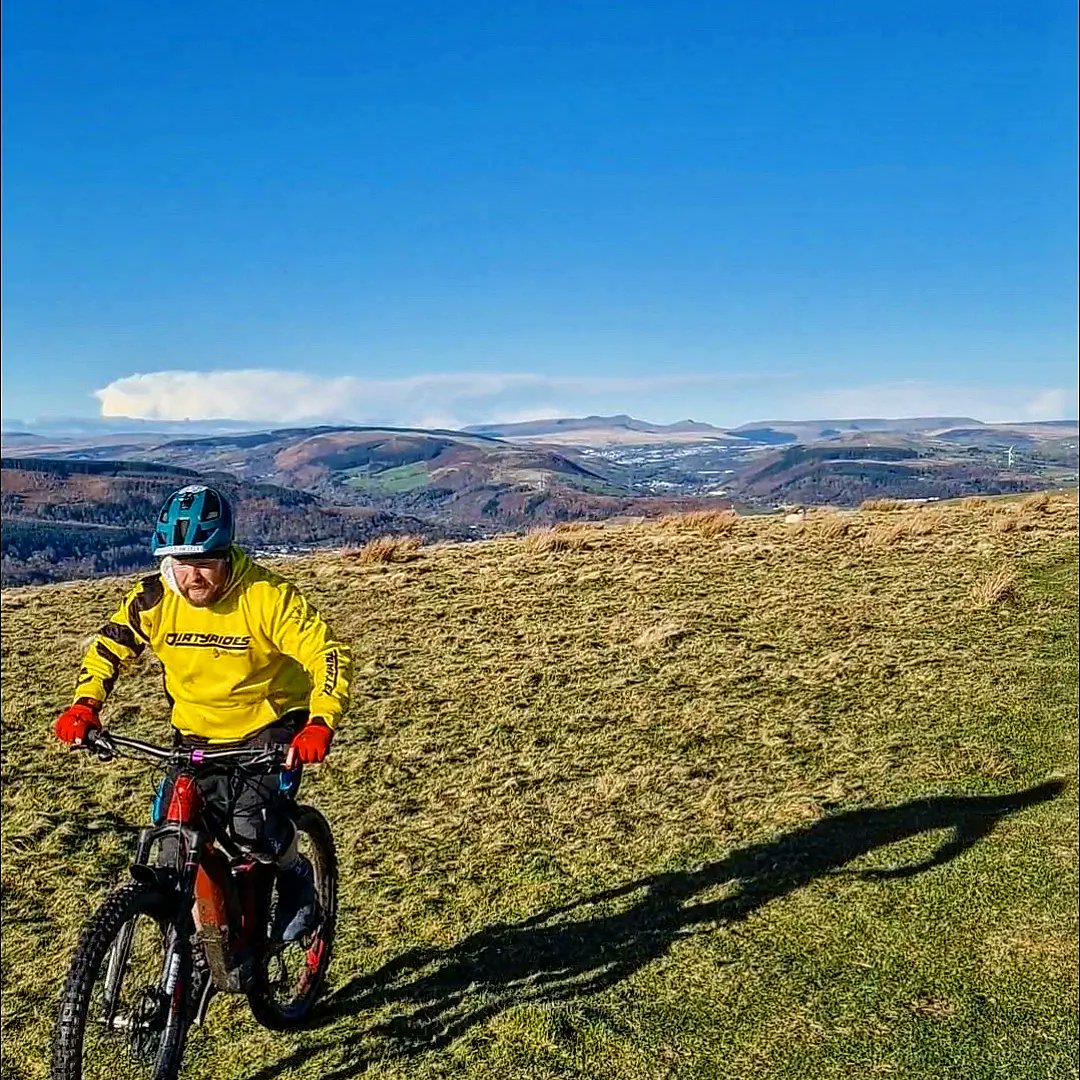 ashly_talbot's tweet image. Cracking day for 👌
Love what&apos;s on my doorstep. Especially on days like today for the views 😍 
Can still see my house as well as the beacons🏔 and across the channel 👌 #ViewsForDays #mtb #mountainbiking #getoutandride #absolutemtb #LoveTheOutdoors #TotalMTB