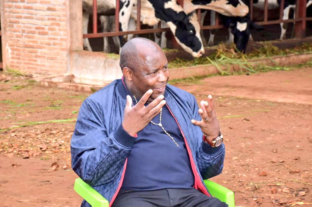 UbumweHebdo's tweet photo. 2. Mu kiganiro bagiriraniye, Umukuru w'igihugu yamenyesheje ko yakurikiranye ibijanye n'uwo mugambi ku buhinga ngurukanabumenyi (You Tube), akaba yarahigiye ibitari bike bijanye n'uburimyi, ubworozi, n'ibidukikije https://t.co/L0H2lSUVBH