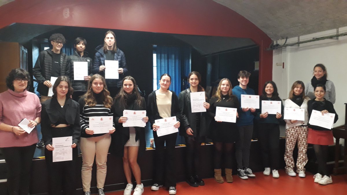 Remise des certifications de langues au <a href="/Lycee_Bonaparte/">Lycée Bonaparte</a>. Félicitations aux élèves qui se sont volontairement engagés dans cette démarche 👏👩‍🎓👨‍🎓