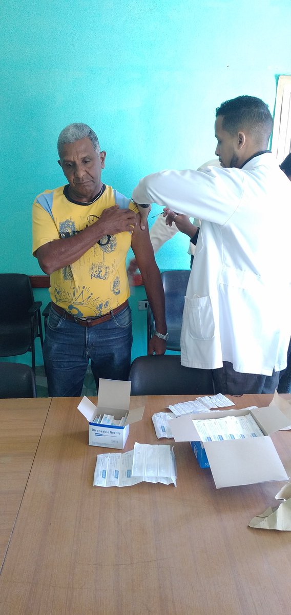 DMEContre's tweet photo. Trabajadores de la Dirección Municipal Educación Contramaestre reciben uno de los beneficios de la Revolución Cubana con la aplicación de la sexta dosis de la Vacuna Abdala para evitar la transmisión de la Covid- 19 en Contramaestre. https://t.co/XcDedL8mn6