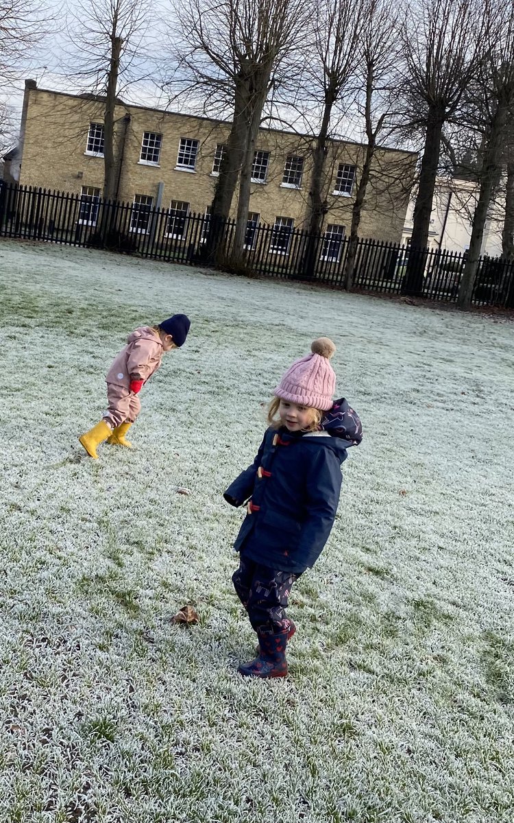 ND_ForestSchool's tweet image. Wise Owls prepared with warm clothing today braved the frost and enjoyed seeing the formation of frost on the blossom, running on the crunchy frosted grass playing Eagle Eyes and examining the water in the mud kitchen that had turned to ice! Well done team! #bravingthecold ❄️🏃‍♀️🥰