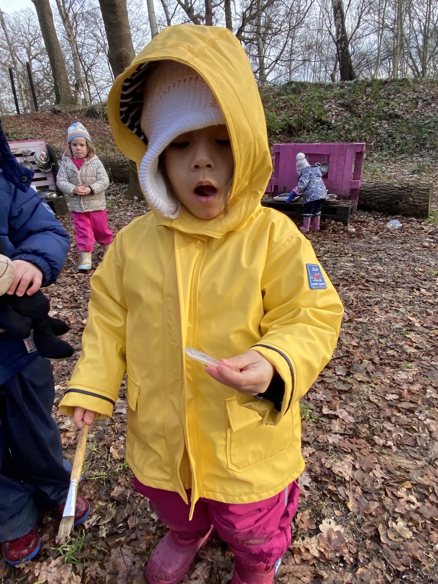 ND_ForestSchool's tweet image. Wise Owls prepared with warm clothing today braved the frost and enjoyed seeing the formation of frost on the blossom, running on the crunchy frosted grass playing Eagle Eyes and examining the water in the mud kitchen that had turned to ice! Well done team! #bravingthecold ❄️🏃‍♀️🥰