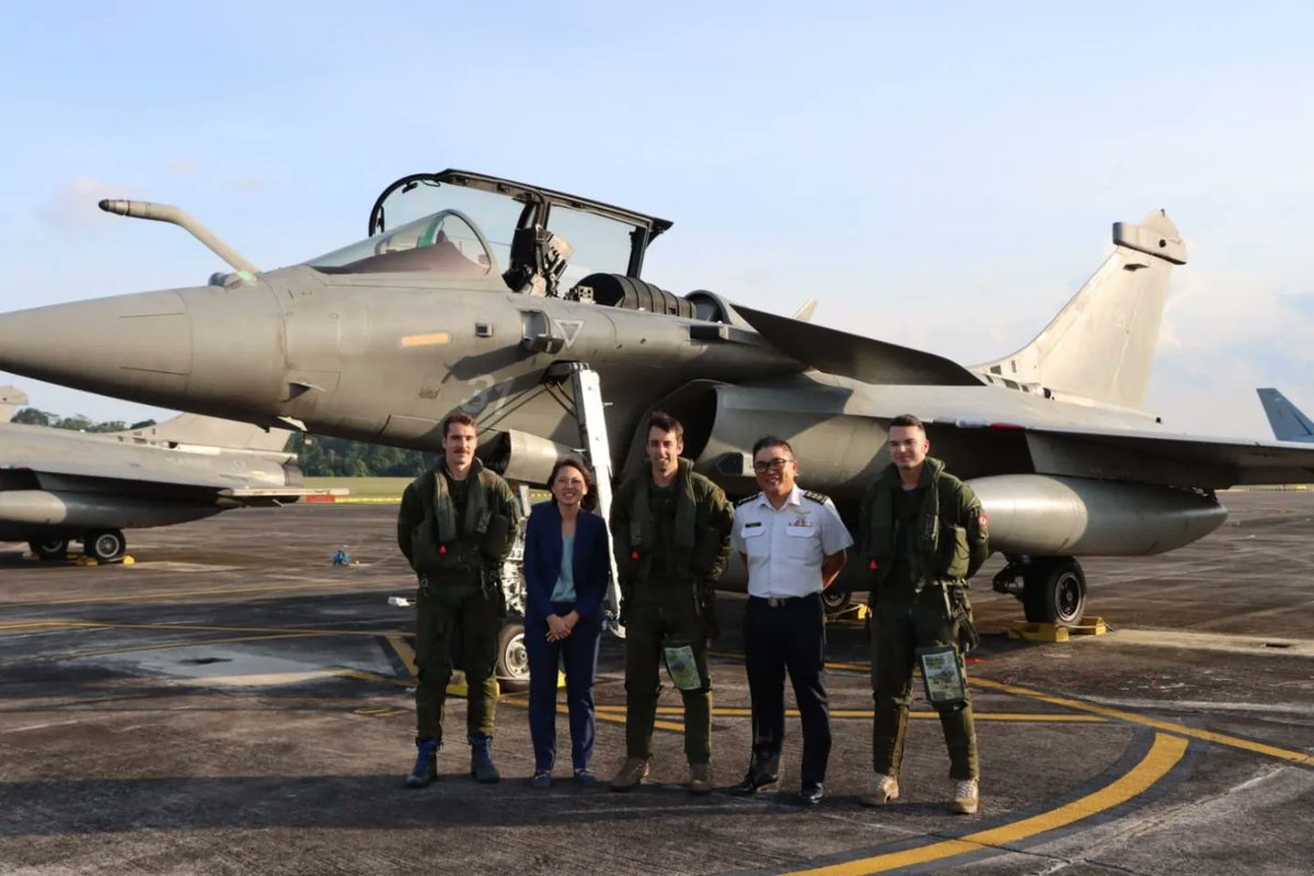 We are back! 🇫🇷

On the 17th of January, three <a href="/MarineNationale/">Marine nationale</a> #Rafale and one <a href="/Armee_de_lair/">Armée de l'Air et de l'Espace</a> MRTT arrived safely in Singapore. This is the first projection of French Navy aircrafts over such a distance from the sea by the French carrier #CharlesdeGaulle