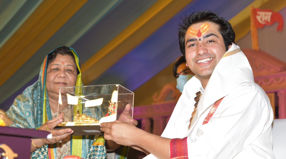 GovernorCG's tweet photo. राज्यपाल सुश्री अनुसुईया उइके आज श्री हनुमान मंदिर ट्रस्ट ग्राउंड, गुढ़ियारी(रायपुर) में आयोजित "श्रीराम कथा" में शामिल हुईं। उन्होंने आयोजन में शामिल होकर प्रसन्नता व्यक्त करते हुए, आचार्य श्री धीरेंद्र कृष्ण शास्त्री जी का छत्तीसगढ़ की जनता की ओर से स्वागत किया। 1/4 https://t.co/acPQR09niw