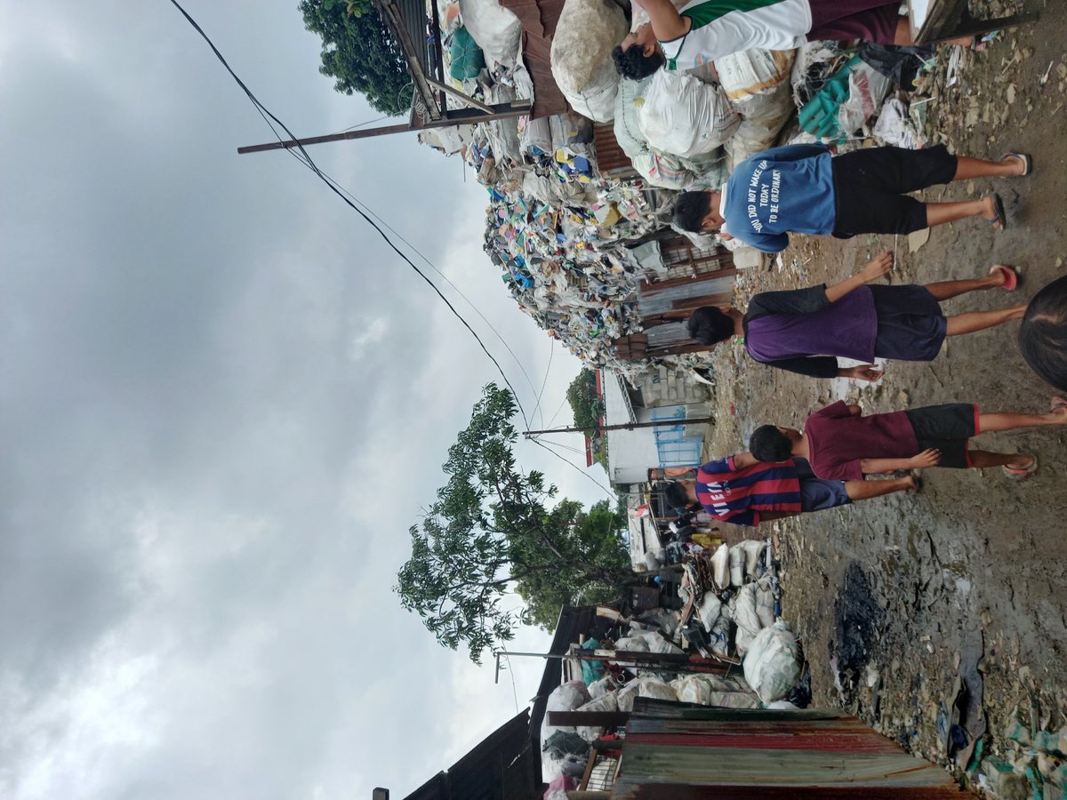 caurdoang's tweet photo. Kagum banget anak2 di kampung pemulung mereka beraktivitas tanpa sama sekali ngerasa mereka hidup kurang layak dan bener2 ngerasa biasa aja, sedangkan kita di tempat nyaman banyak ngeluhnya https://t.co/12O8Ig7pDJ