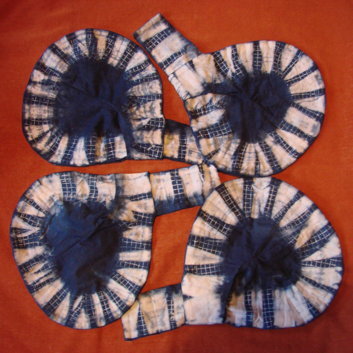TommycTonmi's tweet photo. Examples of my modified 蜘蛛絞り kumo shibori (pleated/wrapped around a hardware cloth core cylinder) technique applied to "Honoré de Ball Sacks" (dumpling bags). #藍染め #indigodyeing #蜘蛛絞り https://t.co/VXKvqNhxzZ