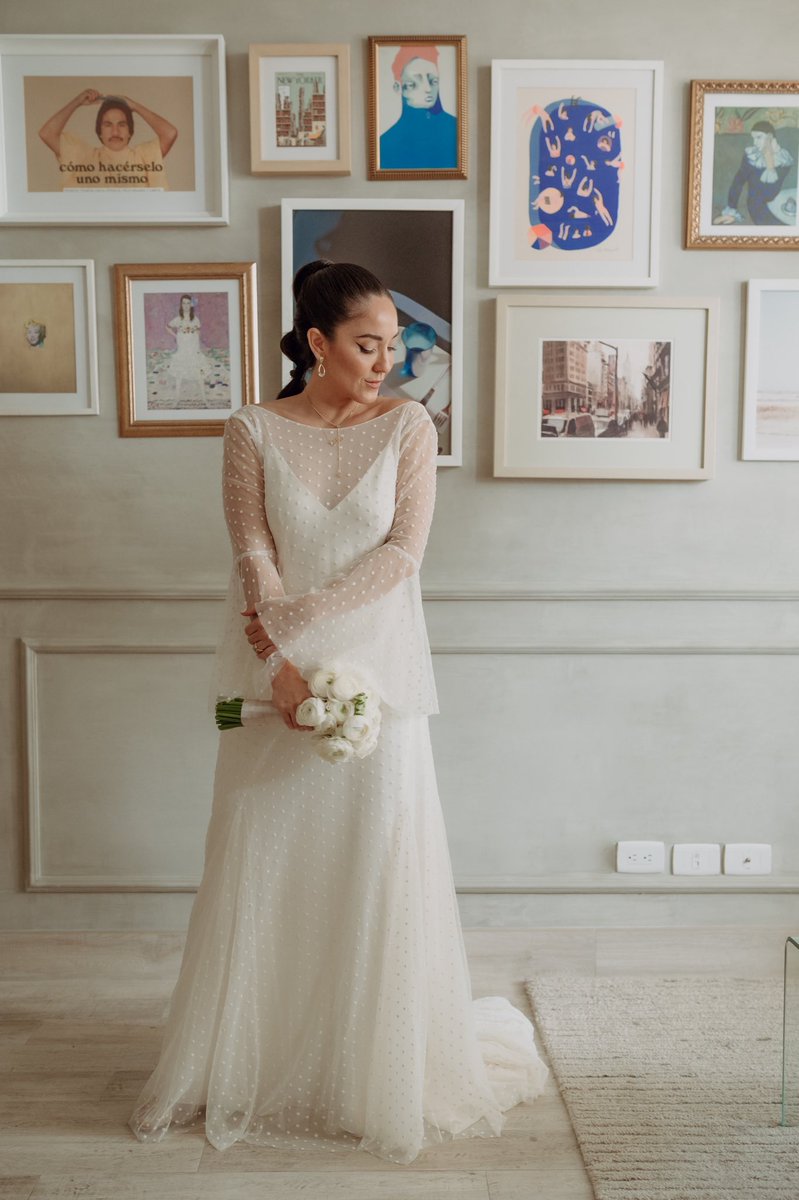 adridol_'s tweet image. Estoy vendiendo mi vestido de novia marca es Otaduy (española) comprado en Milán. Son 2 piezas, el vestido de seda (precio original EUR 1100) + el sobrevestido (precio original EUR 1445). Vendo las dos piezas juntas, talla 36-38, en super buen estado, sin manchas en USD 2000.