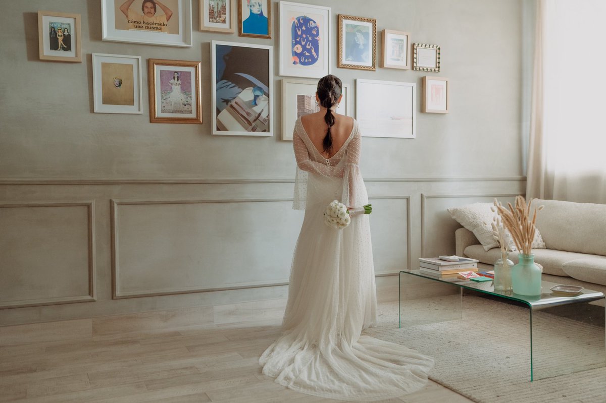 adridol_'s tweet image. Estoy vendiendo mi vestido de novia marca es Otaduy (española) comprado en Milán. Son 2 piezas, el vestido de seda (precio original EUR 1100) + el sobrevestido (precio original EUR 1445). Vendo las dos piezas juntas, talla 36-38, en super buen estado, sin manchas en USD 2000.