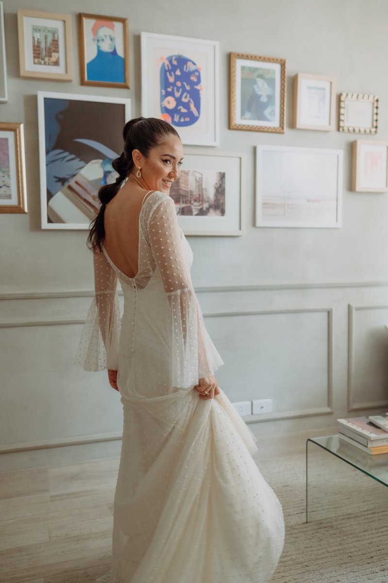 adridol_'s tweet image. Estoy vendiendo mi vestido de novia marca es Otaduy (española) comprado en Milán. Son 2 piezas, el vestido de seda (precio original EUR 1100) + el sobrevestido (precio original EUR 1445). Vendo las dos piezas juntas, talla 36-38, en super buen estado, sin manchas en USD 2000.