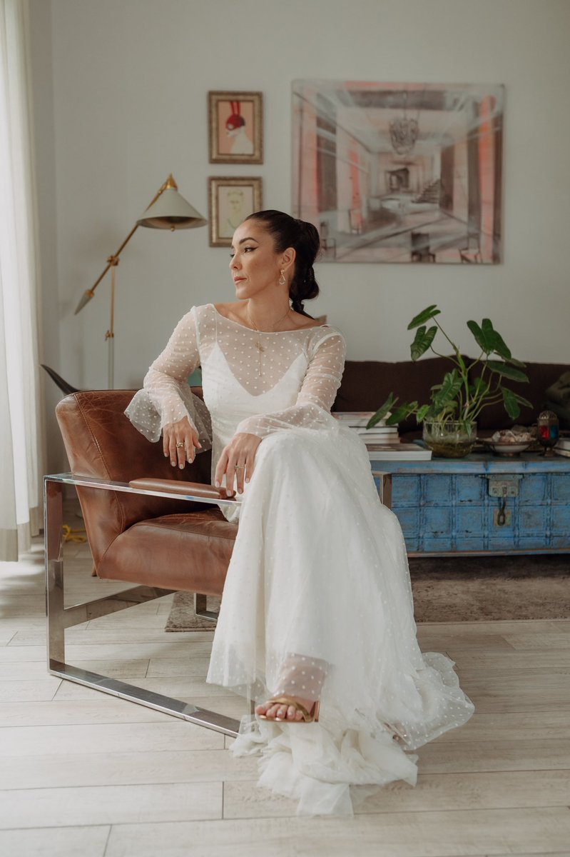 adridol_'s tweet image. Estoy vendiendo mi vestido de novia marca es Otaduy (española) comprado en Milán. Son 2 piezas, el vestido de seda (precio original EUR 1100) + el sobrevestido (precio original EUR 1445). Vendo las dos piezas juntas, talla 36-38, en super buen estado, sin manchas en USD 2000.