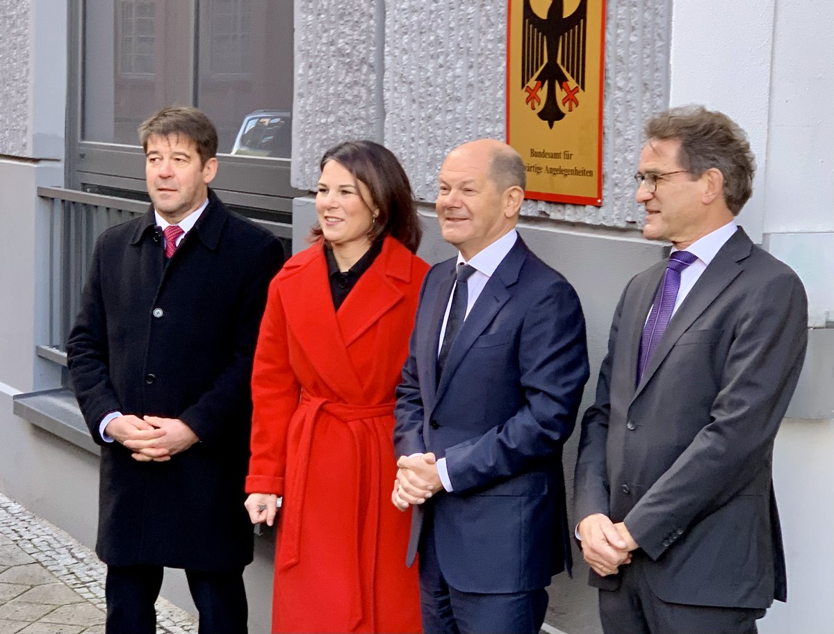 Stadt_BRB's tweet photo. Im Rahmen eines Besuches im #Bundesamt für #AuswärtigeAngelegenheiten in der Kirchhofstraße begrüßte Oberbürgermeister #SteffenScheller heute #Bundeskanzler @OlafScholz und #Bundesaußenministerin @ABaerbock in unserer Havelstadt. 
👉 https://t.co/b7CLL5VCFy https://t.co/UnTpZm62wi