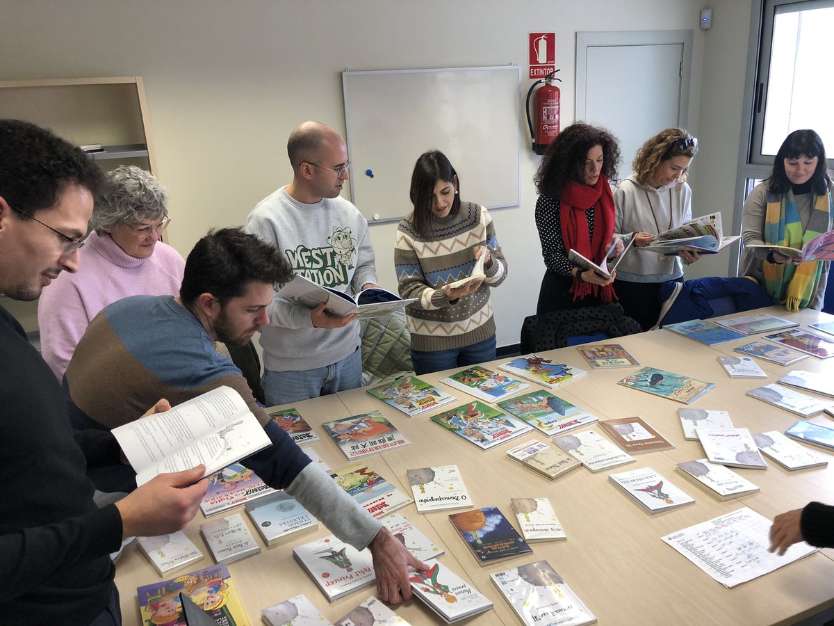 SE_SantsM's tweet photo. Dilluns 16 de gener proppassat vam presentar i compartir el recurs de la “biblioteca de les llengües d’origen” amb els assistents al seminari de Coord. LIC de Sants. A disposició! 📖📚🗣#DiversitatLingüística #LlenguaCatalana #Plurilingüisme #ELICCEB https://t.co/UJJkqKEg7P https://t.co/nG16H7uTyR