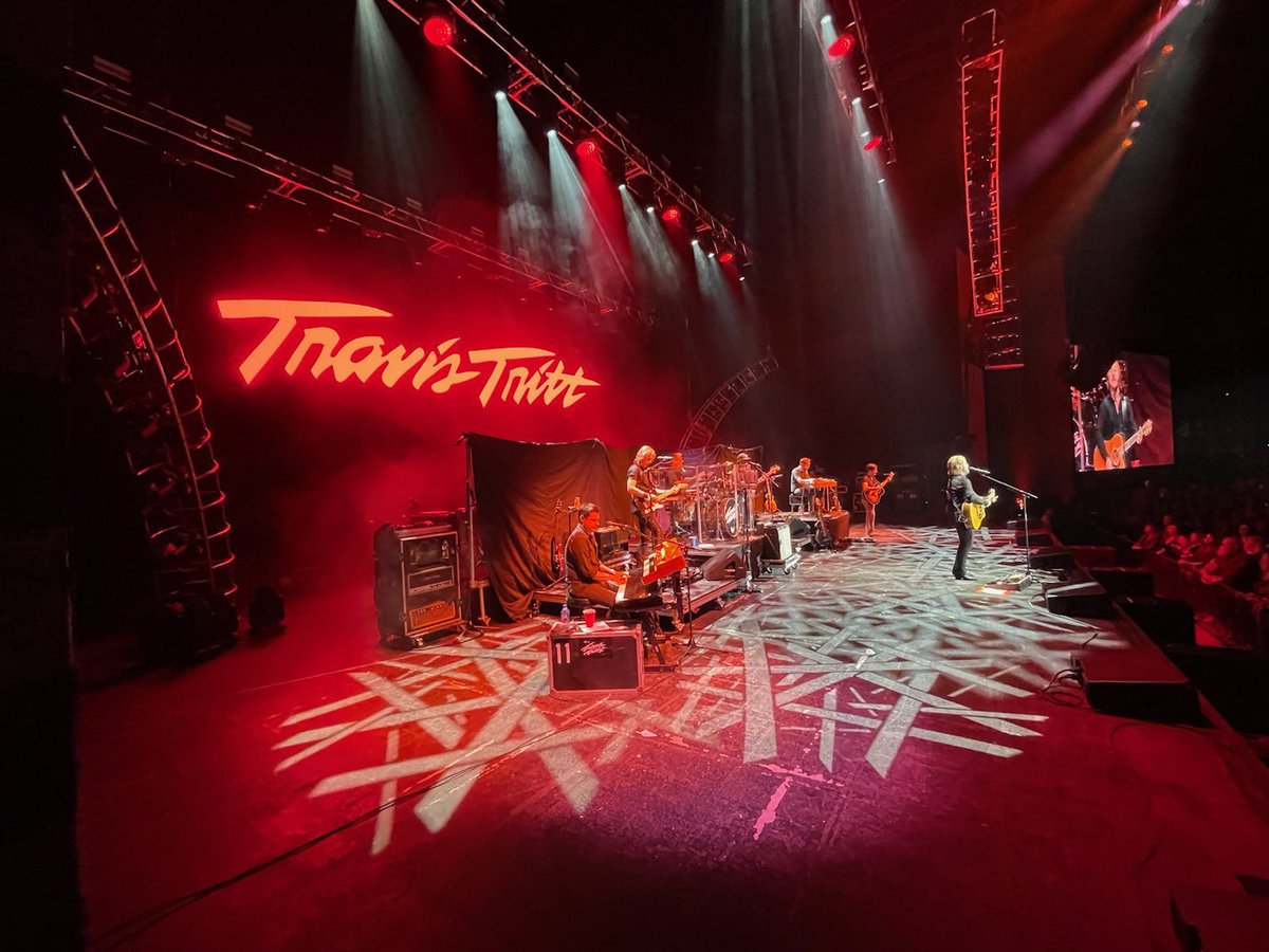 TravisTritt's tweet photo. Check out Travis’ 2023 tour dates, merch, music and more at https://t.co/S24tj7K4ze 🇺🇸 https://t.co/RJz1uzBzke