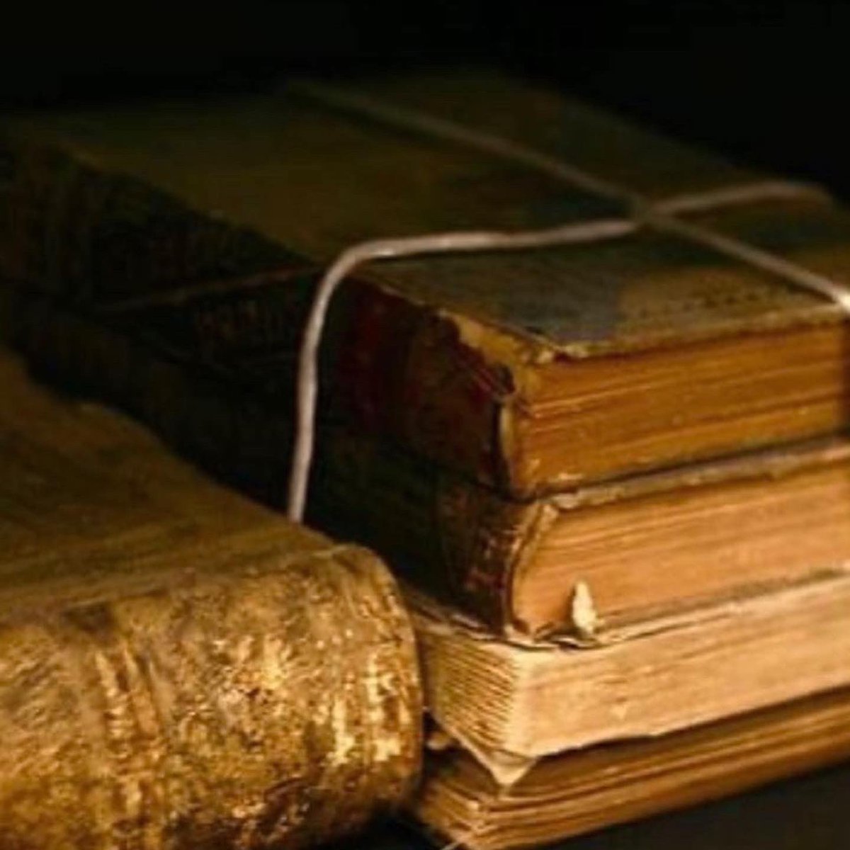 ElBarrySid1's tweet image. Quand vient la nuit
des livres
des histoires
des personnes
…
#assoboutdeficelle
#rosaparks
#livrespourtous
@Bout_2_Ficelle 
@katiamartin 
@AmicaleCalbers1
@LeCNL 
@brutofficiel
@FrancoisDagnaud 
@KonbiniFr 
@RaphalYem
@20minutesparis 
@_LeBonbon 
@BanqueDesTerr 
@Editions1018