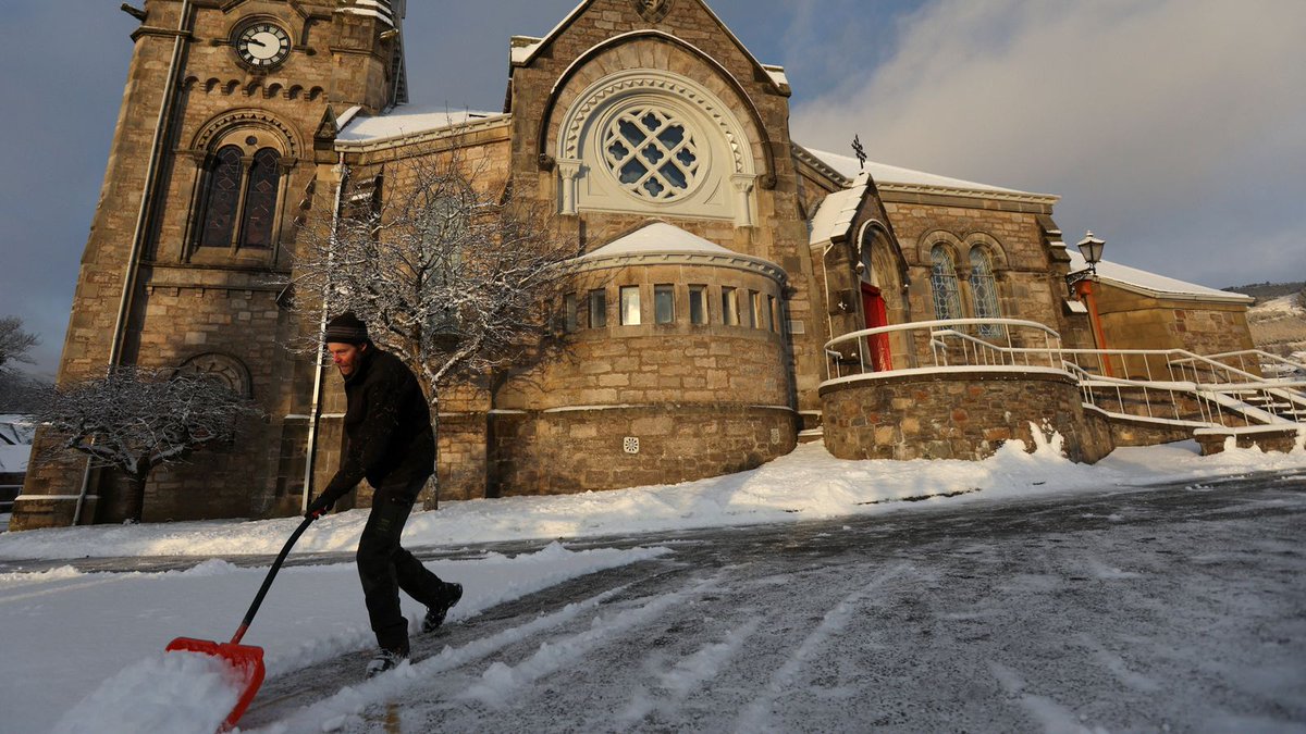 Reza_Ahar's tweet photo. UK weather: Met Office alerts warn snow set to trigger power cuts, road closures and train cancelation.
Source: sky news Tuesday 17 January 2023 14:36 UK
هشدار هواشناسی بریتانیا مبنی بر قطعی برق بسته شدن راه ها و کنسل شدن قطار ها.
#hardwinter
#snow
#زمستان_سخت https://t.co/IgkMAX1kkx