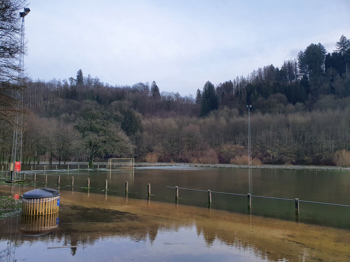 IvanGier's tweet photo. Bouillon 16u45.
Ik denk dat de voetbalwedstrijd dit week-end niet zal doorgaan.
#vrtweer #wateroverlast #water #semois #overstroming https://t.co/sRoxBWrxxB