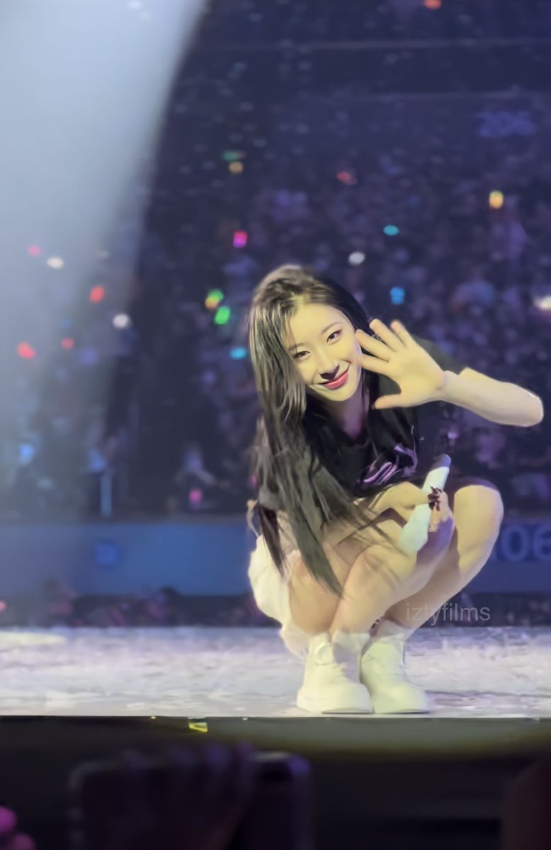 intoboochan's tweet photo. chaeryeong stared directly at my camera 🥹

#ITZYinManila #ITZY_CHECKMATE_MANILA https://t.co/RFakv8T7ln