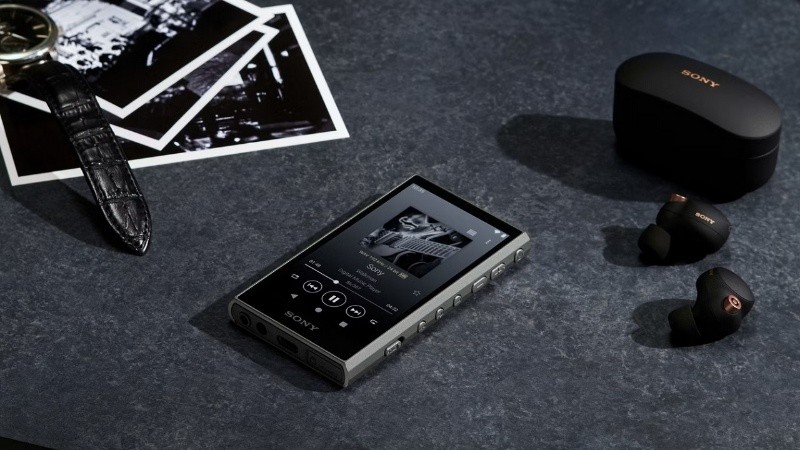 alejandrocsome's tweet photo. Sony, luego de 40 años, relanza el Walkman; pieza iconica tecnológica que revoluciono la forma de escuchar música.

Tiene dos versiones, una accesible y una para audiofilos. Mejora la calidad del sonido con inteligencia artificial y ofrece eso; volver escuchar solo música. https://t.co/gGtVj0H52Y