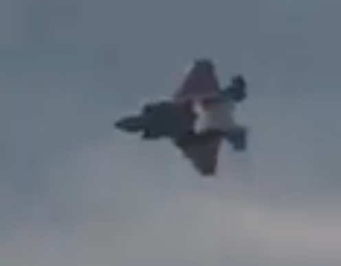 Thread on IRGC Navy exercise today.
First a UAV which looks like a scale copy of a mixture of American F-22 and F-35 fighters. Probably a target drone.
