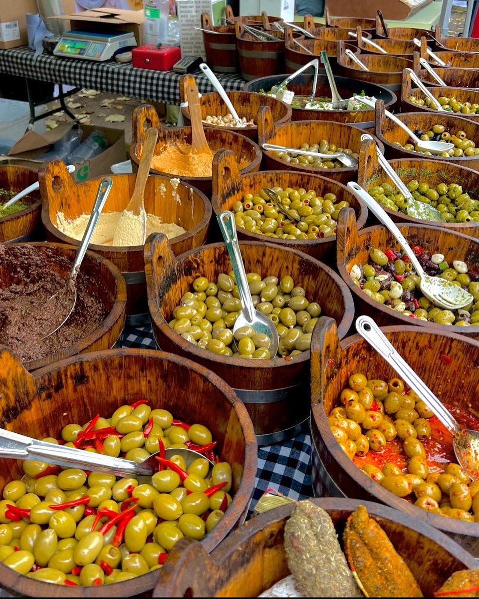 FFMSW6's tweet photo. Enjoy the flavours of the Mediterranean right on your doorstep at Fulham Farmers’ Market. This assortment of olives, antipasti’s and dipping sauces are packed full of nutrients, and of course flavour! ‘Thee Olive Tree’ are master purveyors of these lucious snacks https://t.co/ffMNEFuPcJ