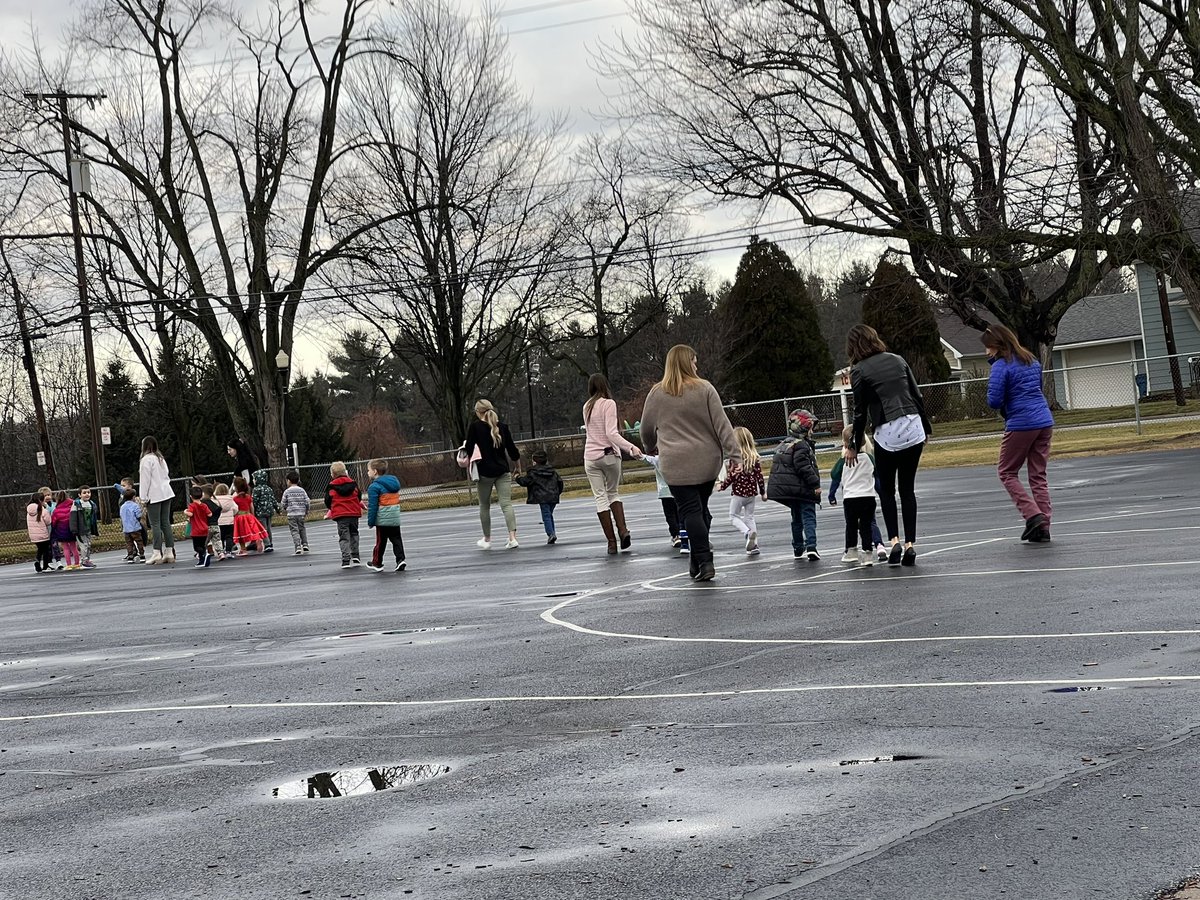 awlsmo's tweet photo. We will take this weather for a January fire drill! #isthiswinter https://t.co/v6QTV8zgLk