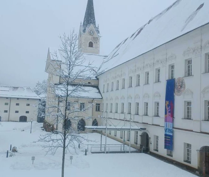 IBinissalem's tweet photo. Ahir, va arribar a Klagenfurt el grup d'alumnes de l'Erasmus+ de música que passaran una setmana per la ciutat d'Àustria.

#erasmusplus @sepiegob #música #erasmusIESB  #IESBinissalem #Klagenfurt #austria https://t.co/dbk5demc18