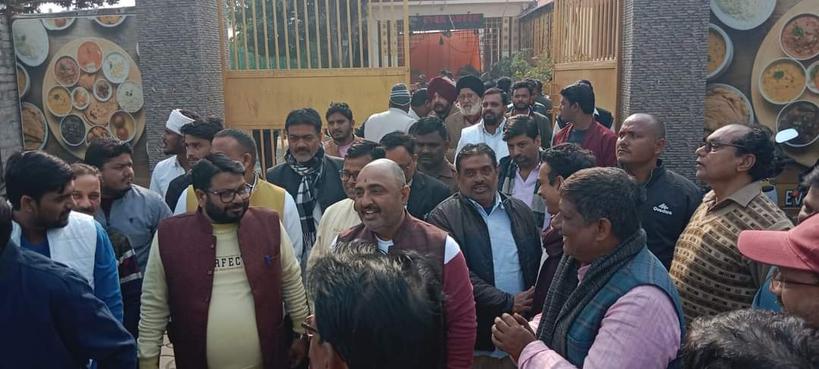 vikassingh_0005's tweet photo. अयोध्या के यशस्वी विधायक मा. @VedPrakashBJP जी द्वारा आयोजित खिचड़ी भोज में उपस्थित हुआ ।
 बड़े बुजुर्गो का आशीर्वाद व युवा साथियों का स्नेह प्राप्त हुआ ।
सामाजिक समरसता के इस कार्यक्रम की बधाई विधायक जी को

#विकास_सिंह
#देवगढ़ https://t.co/UOnkQly11u