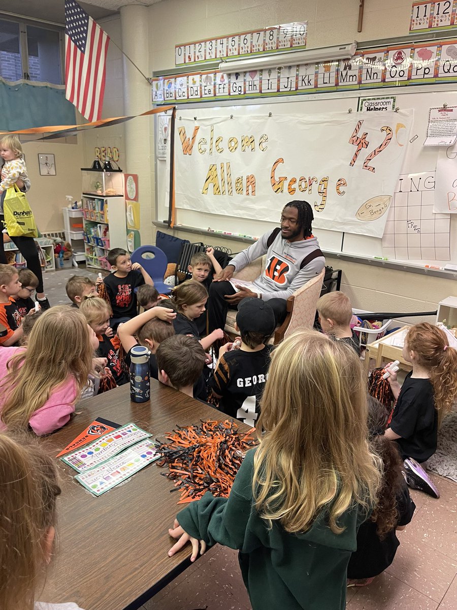 HannahBrockman1's tweet photo. @Bengals you have some wonderful players who make great role models!! Thank you @A11ANG for taking time out of your day to meet our kindergarten class! https://t.co/dzlIiNsZ6H